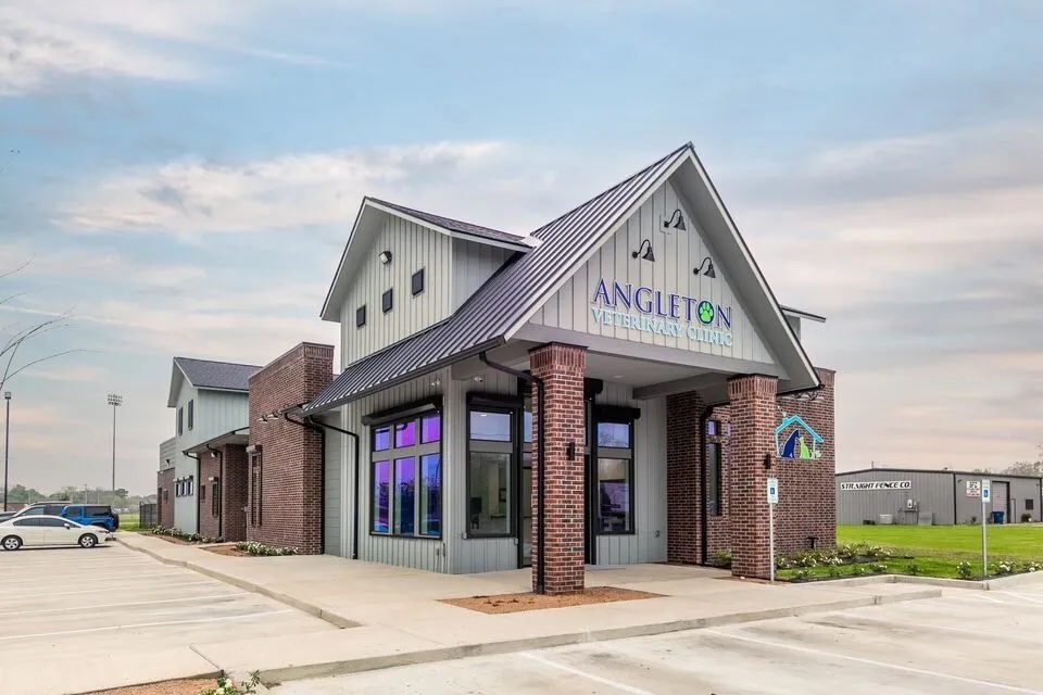 Exterior of Angleton Veterinary Clinic building in Angleton, Texas